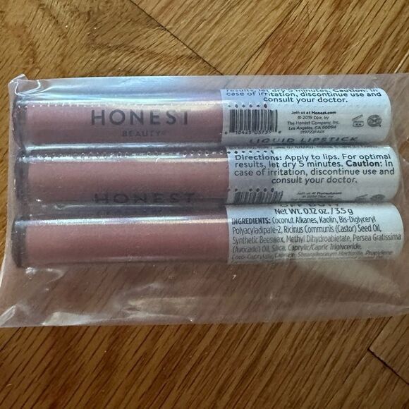 Honest hydrating liquid lipstick matte off duty clean ingredients - Picture 1 of 6